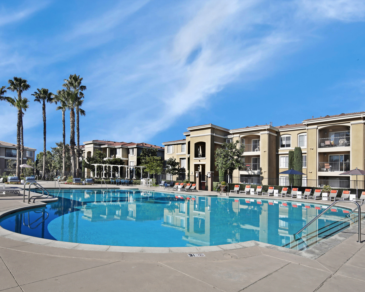 Большой бассейн в курортном отеле, США