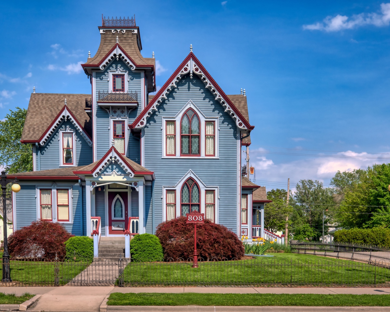 Большой двухэтажный дом на улице, США