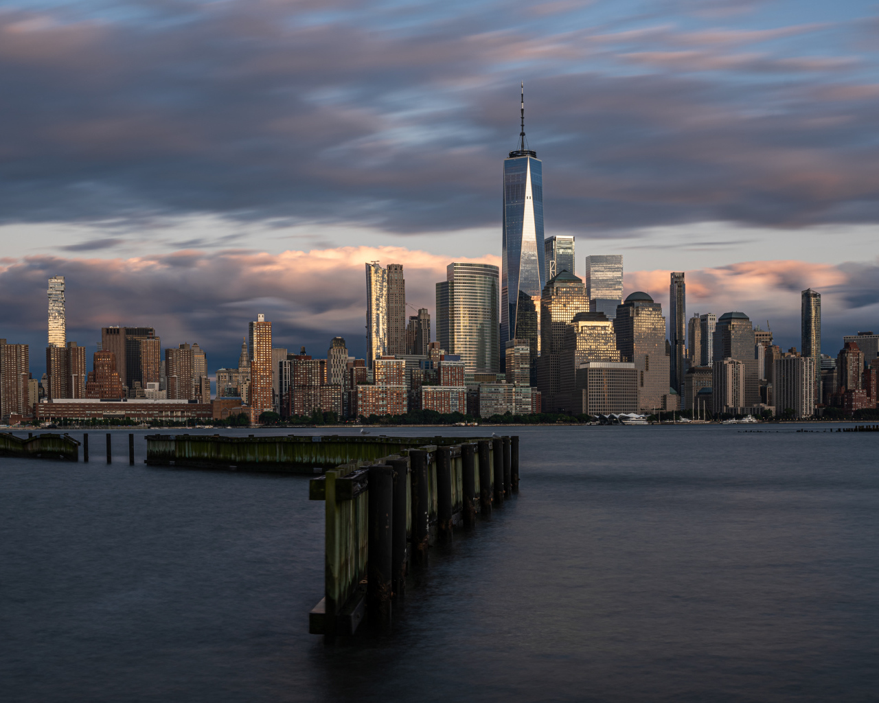 Небоскребы города Манхэттен у моря, США 