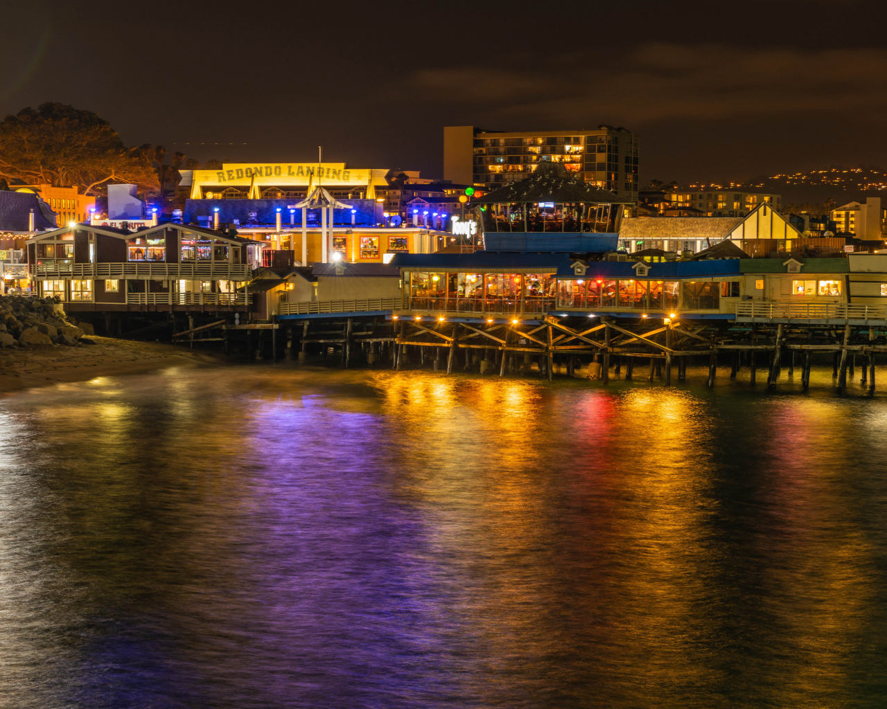 Магазины на побережье у моря, Калифорния. США