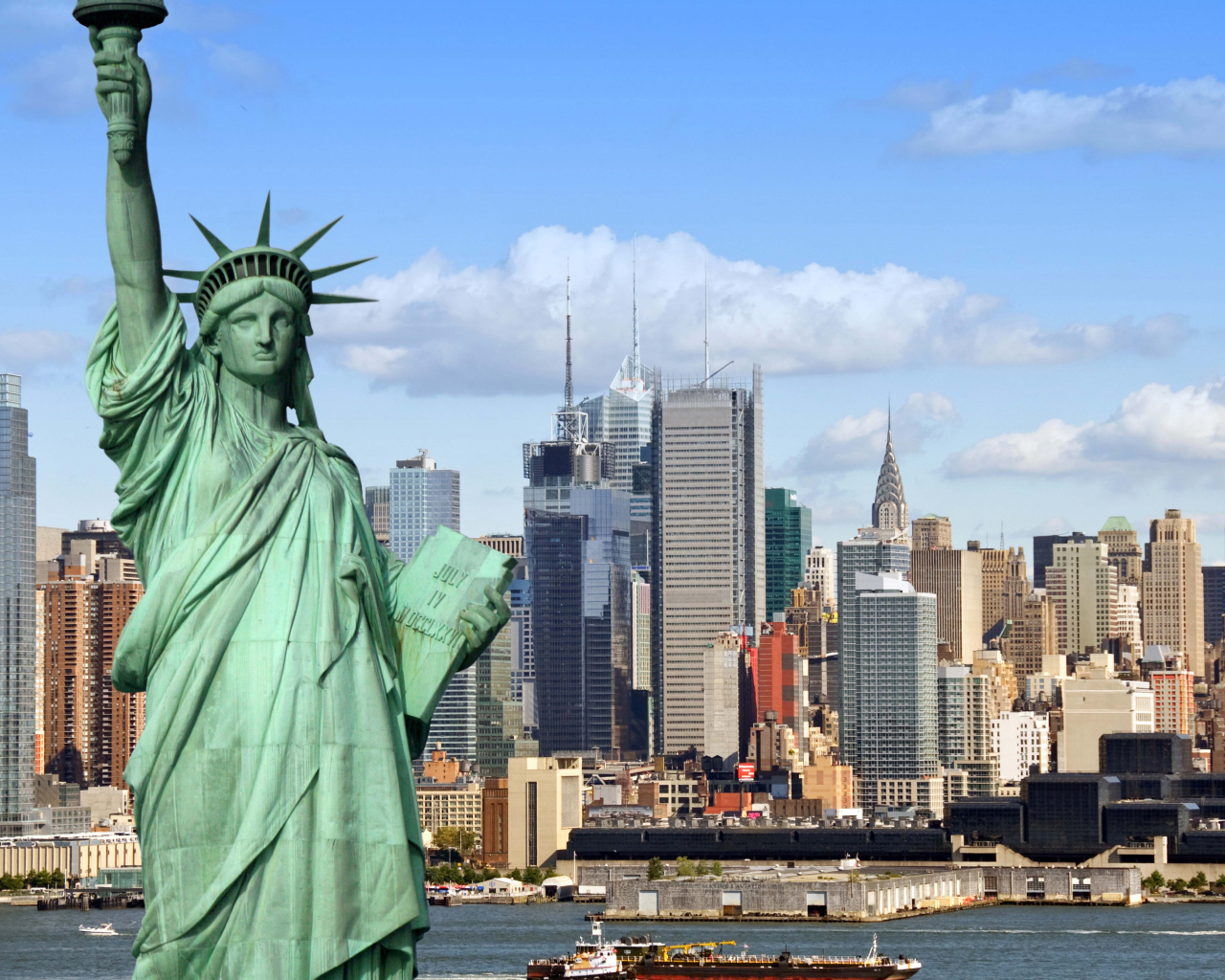 Статуя свободы на фоне небоскребов, США