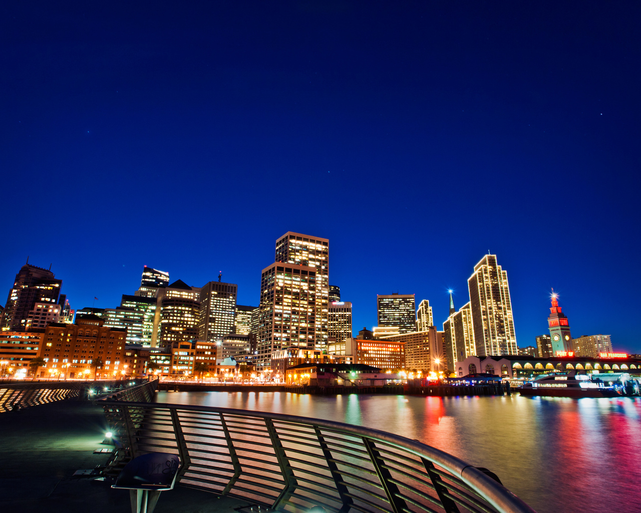 Красивый ночной город Сан-Франциско у воды