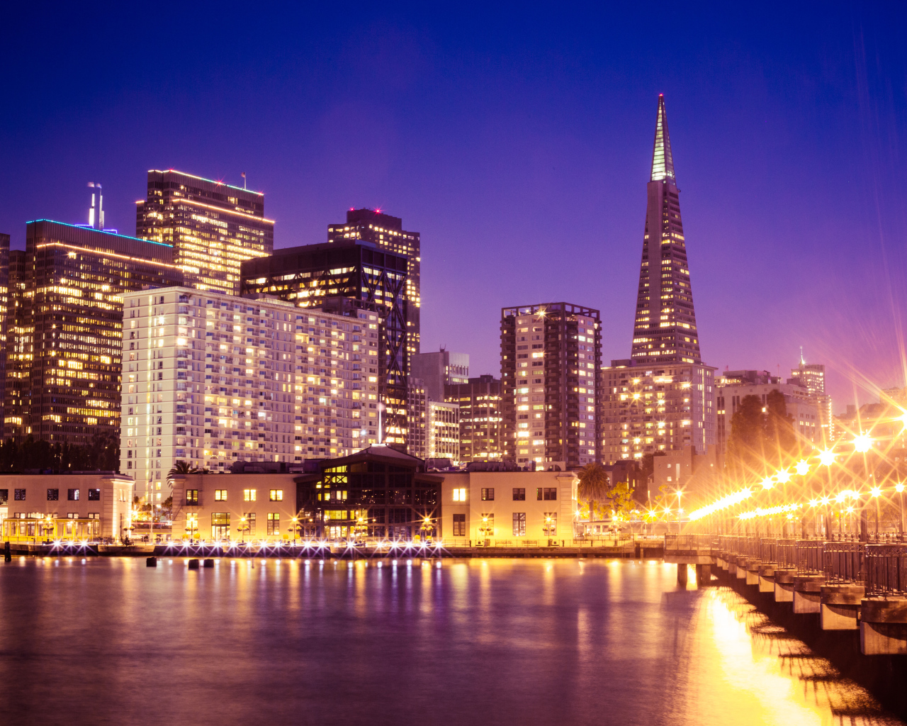 Вид на ночные небоскребы Сан Франциско, США