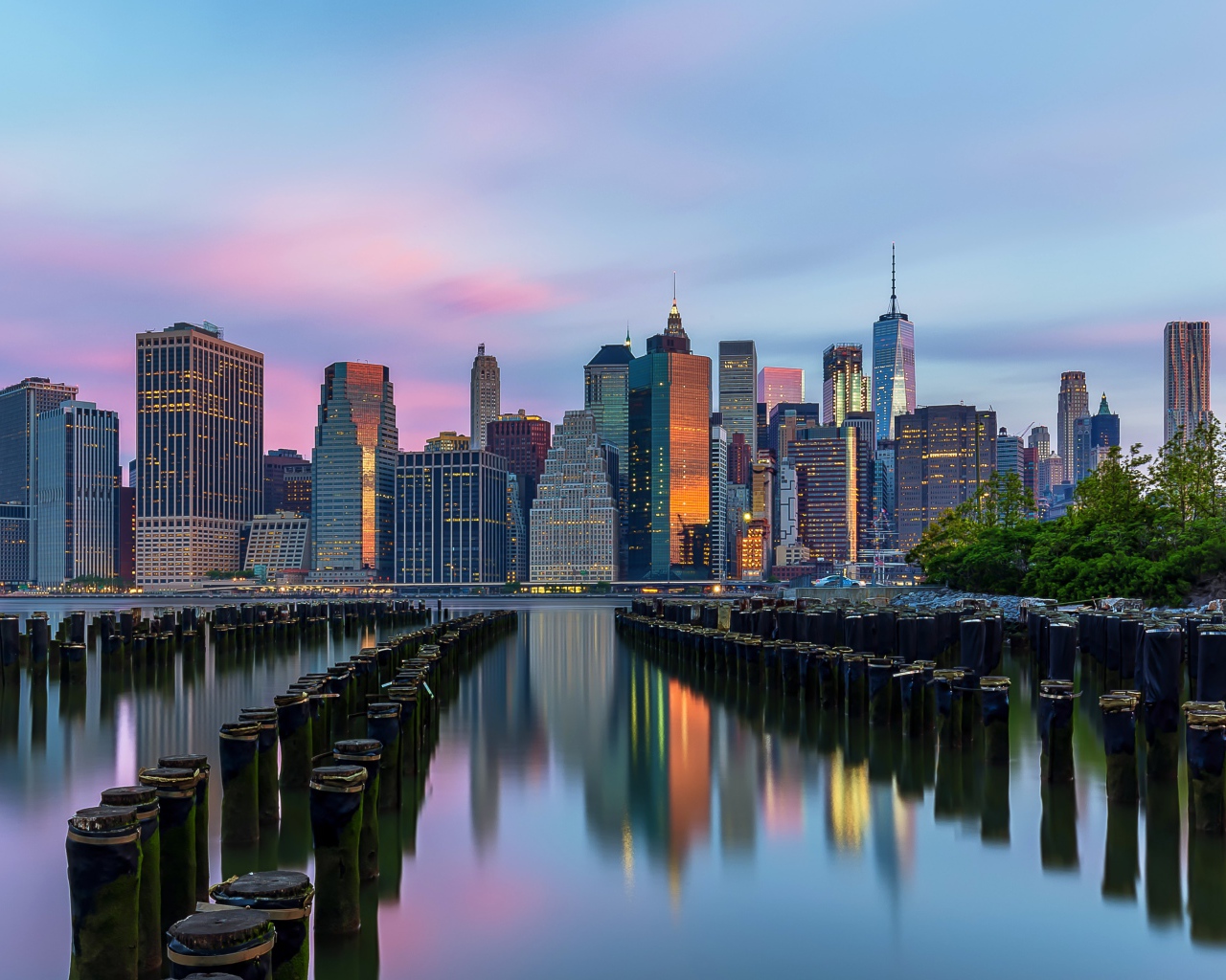 Спокойный город Бруклин на рассвете у воды, Нью Йорк