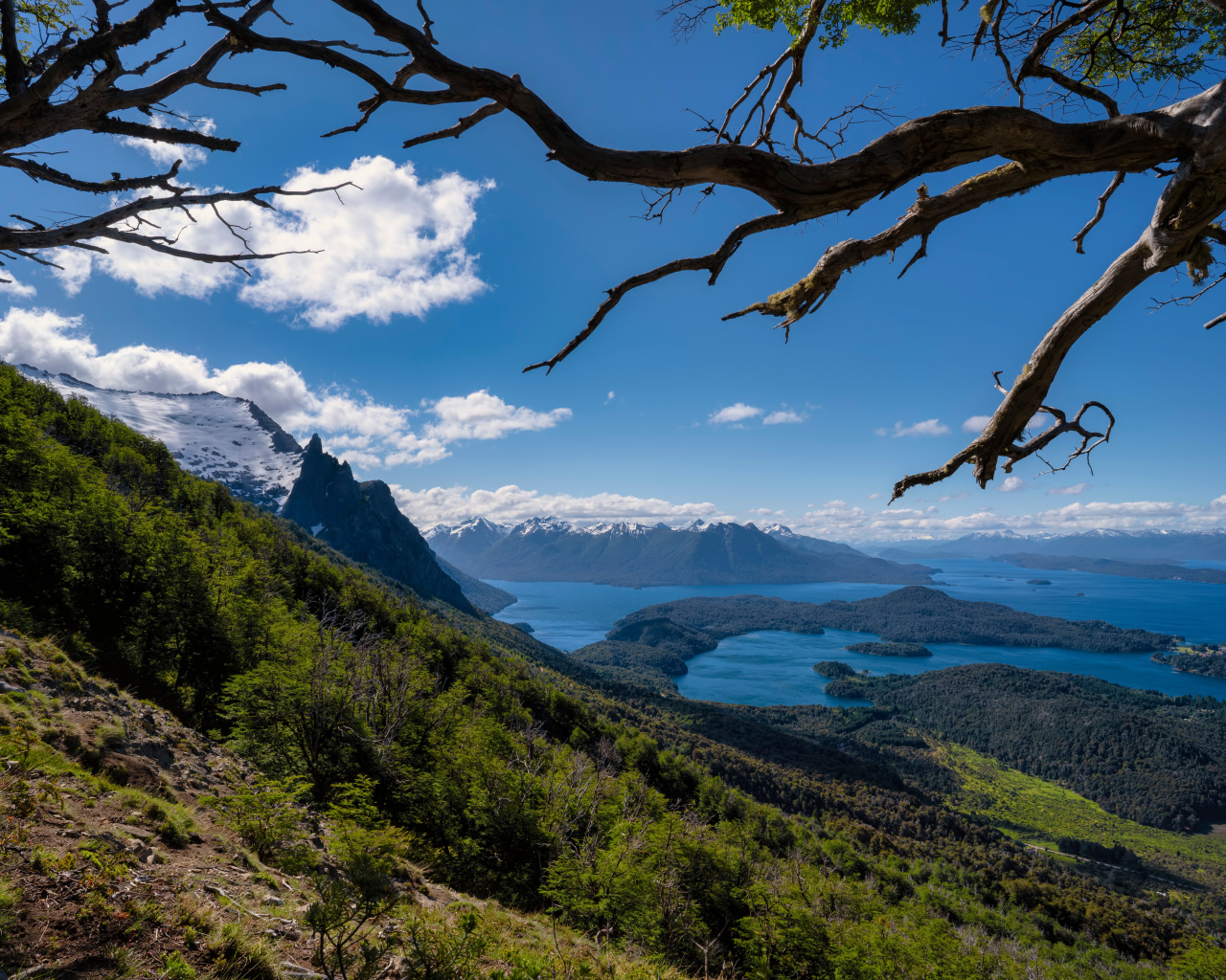 Красивый вид на горы и залив под голубым небом, Аргентина 