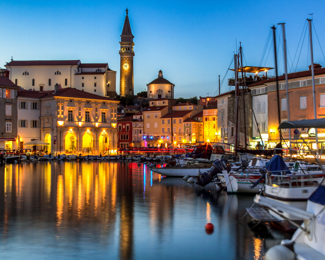 Дома на берегу реки ночью, Словения