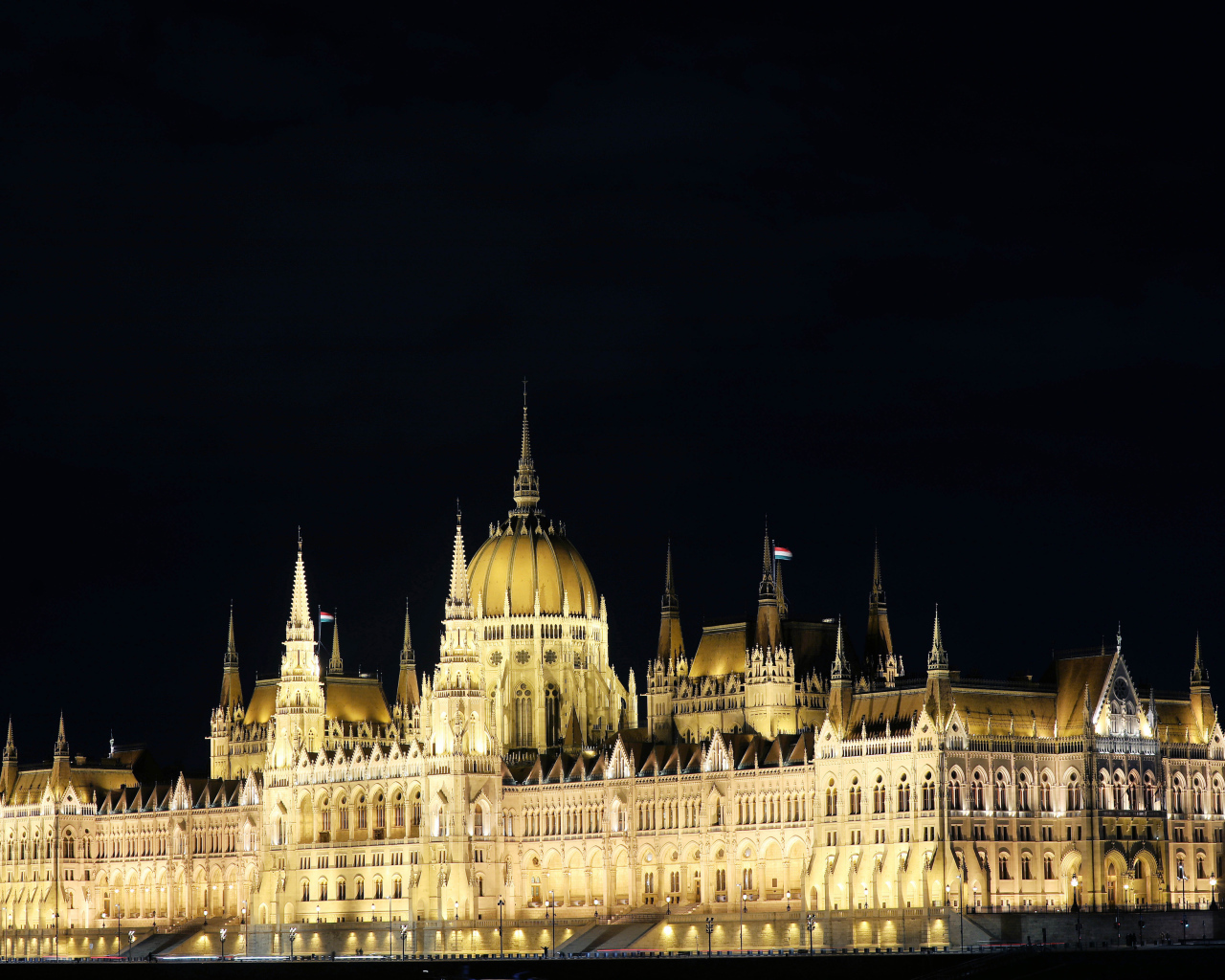 Здание венгерского парламента ночь на черном фоне