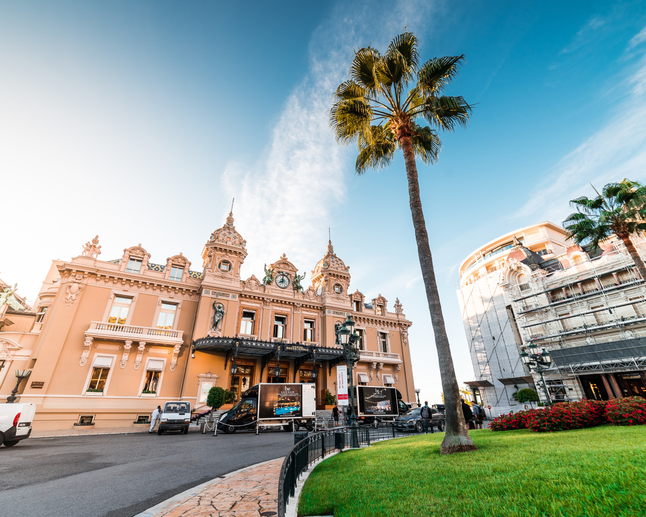Центр города Монте Карло под голубым небом, Монако