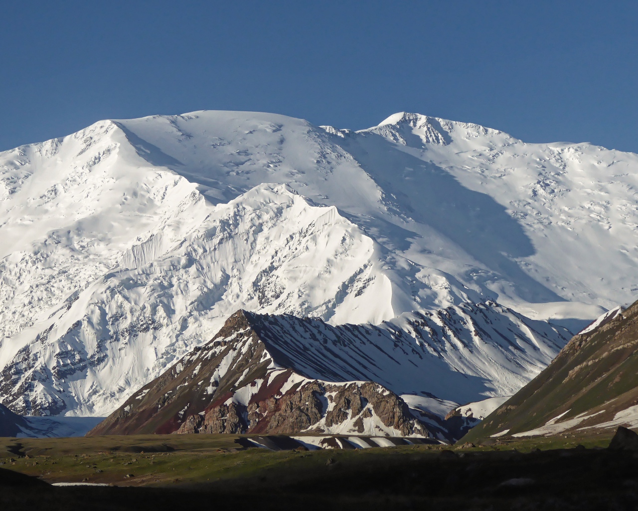 Вид на красивые заснеженные горы, Киргизия