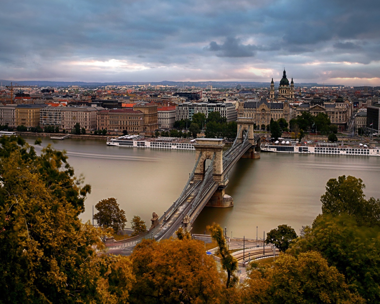 Вид на старый мост и город Будапешт, Венгрия 