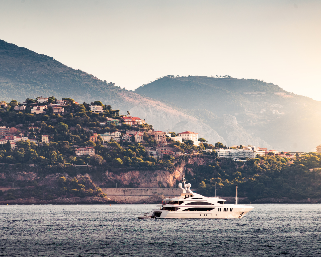 Белая яхта в море на фоне города Монте Карло, Монако