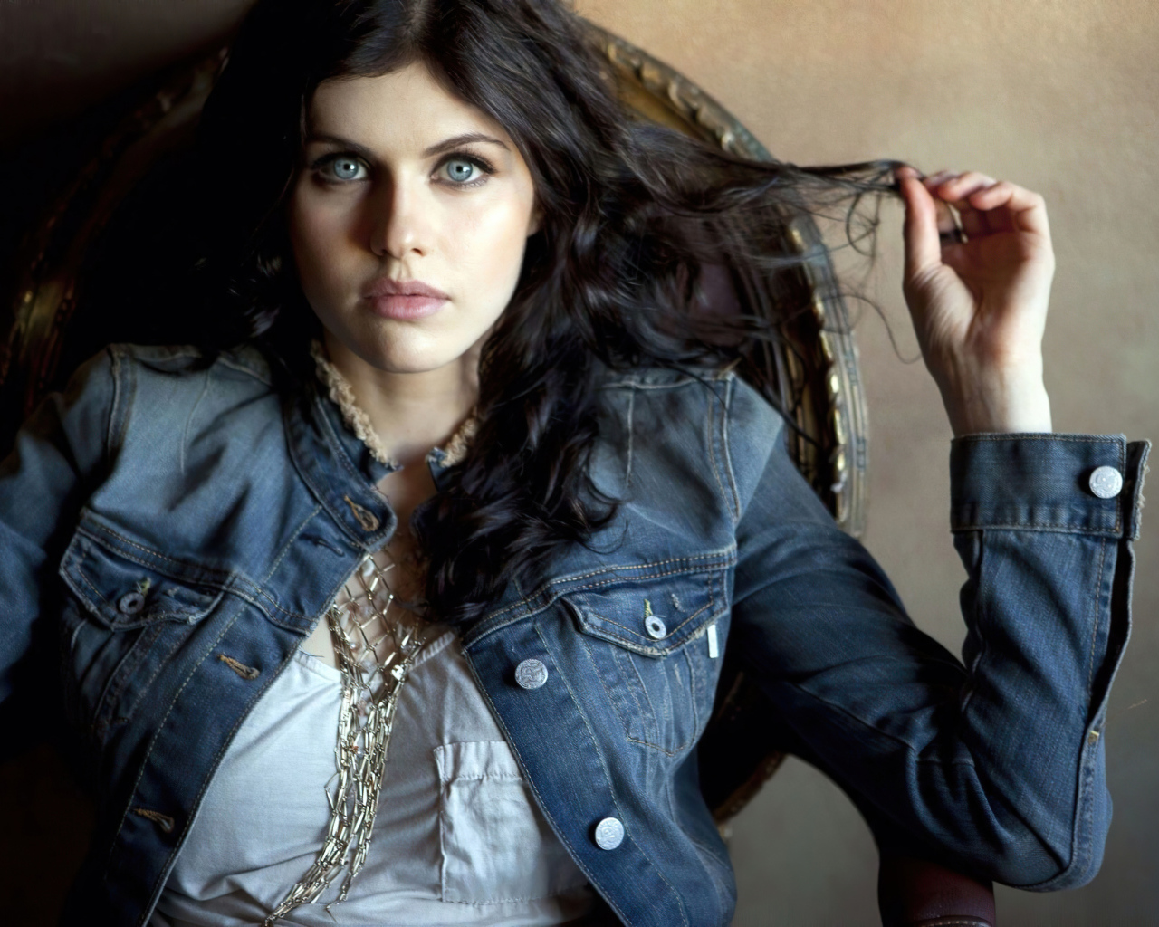 Актриса Александра Даддарио в джинсовой куртке сидит в кресле