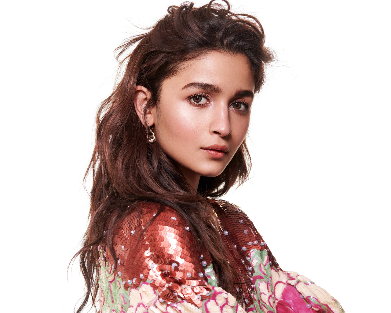 Актриса Алиа Бхатт белом фоне