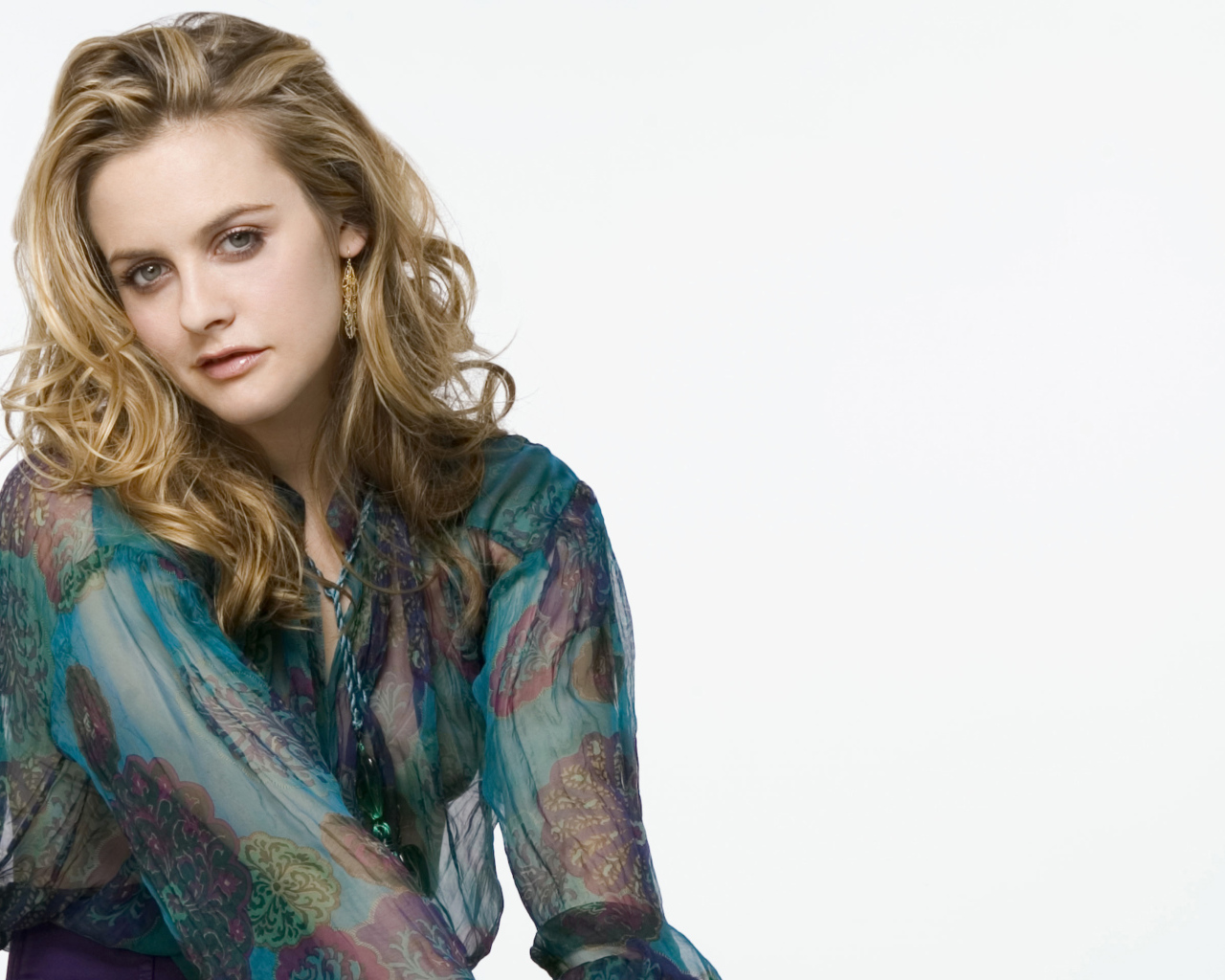 Актриса Алисия Сильверстоун на белом фоне