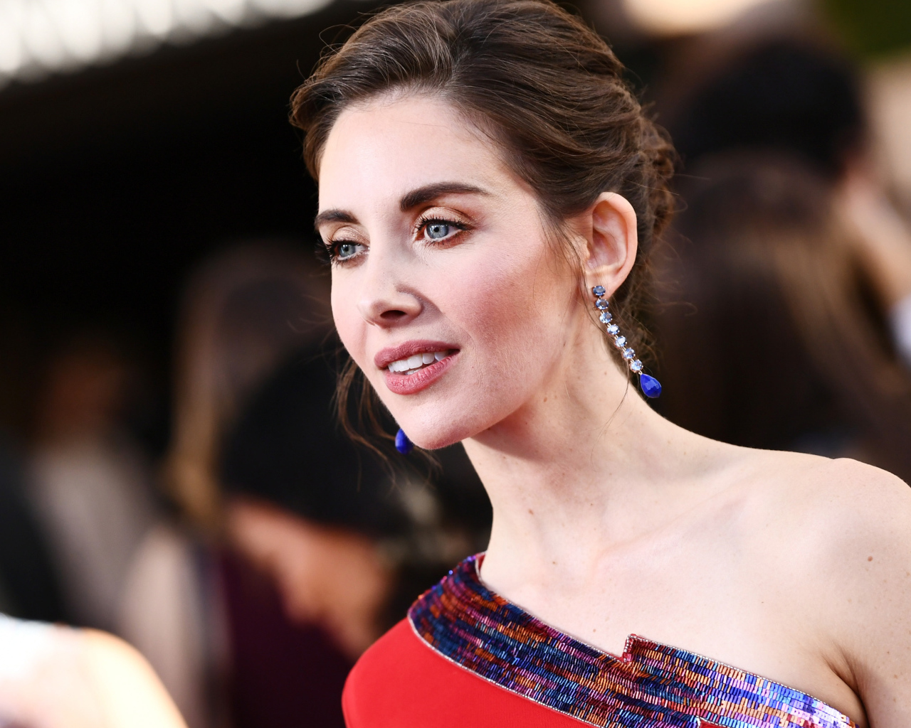 Актриса Элисон Бри в красивом платье