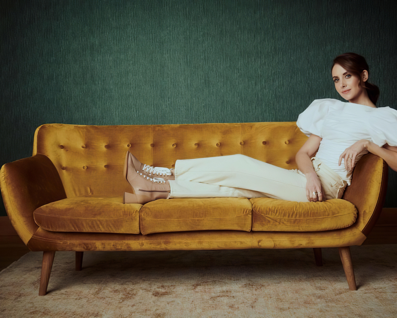 Актриса Элисон Бри лежит на диване