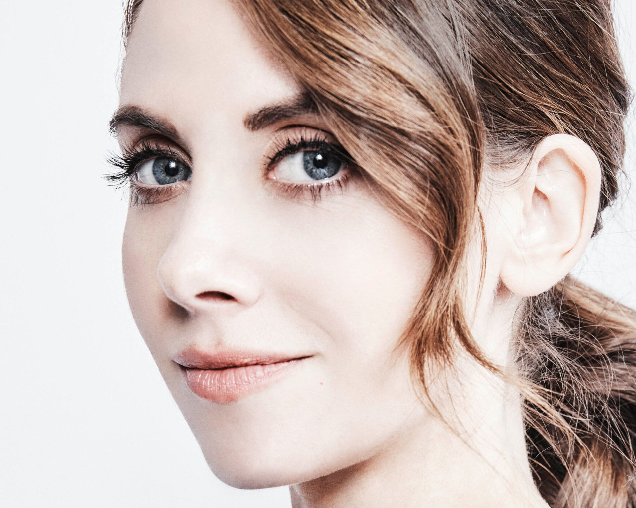 Актриса Элисон Бри лицо крупным планом