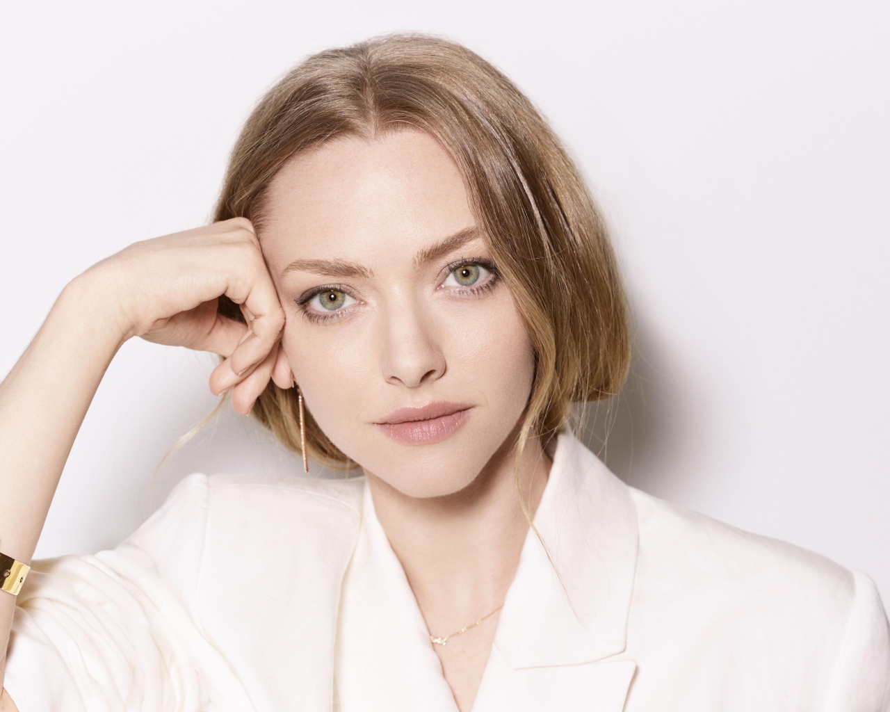 Актриса Аманда Сейфрид в белой рубашке 