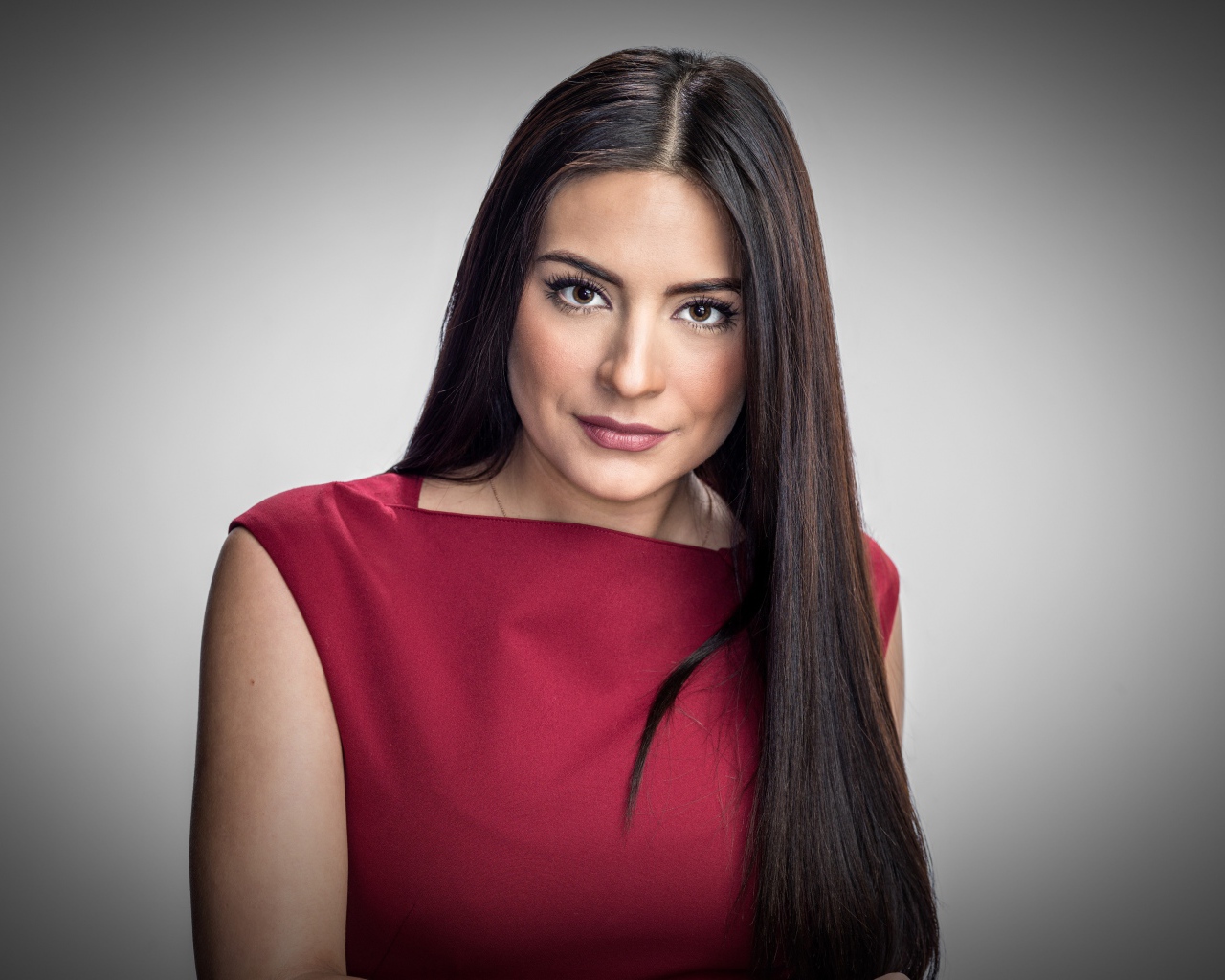 Актриса Ана Бренда Контрерас в красном платье на сером фоне