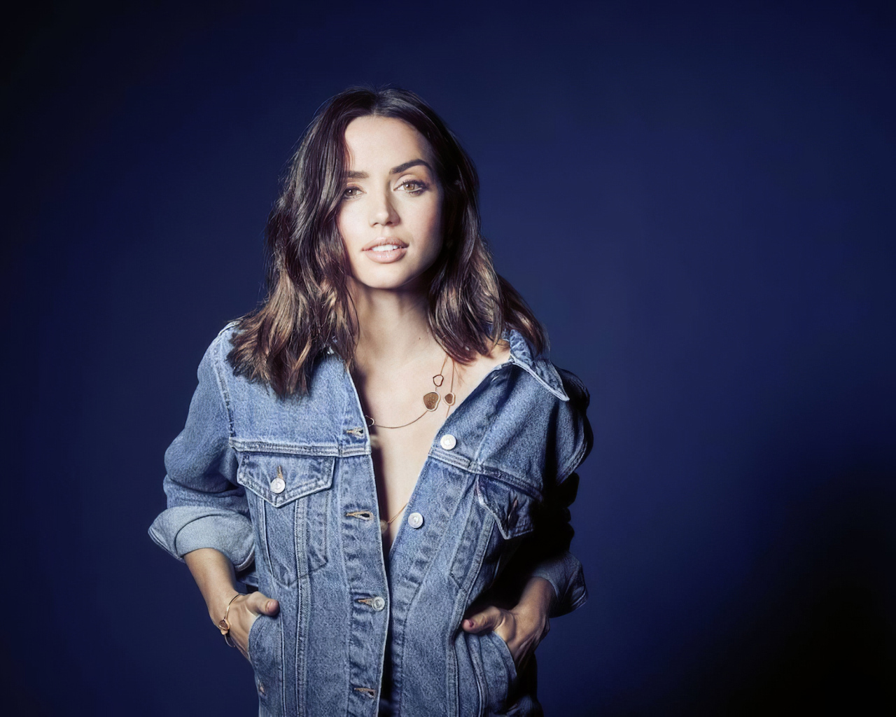 Актриса Ана де Армас в джинсовой куртке