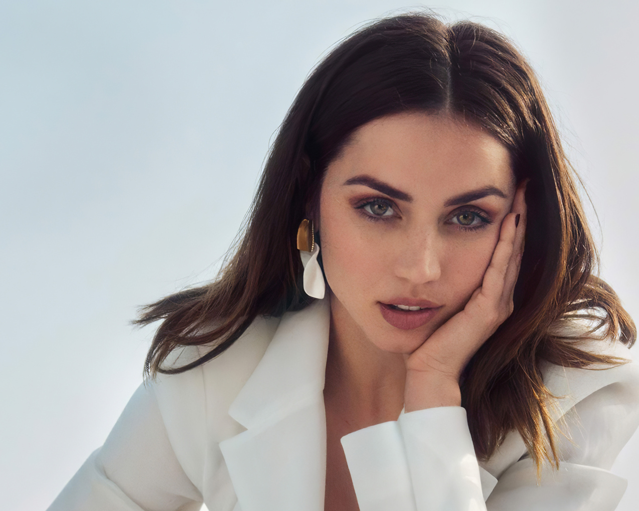 Актриса Ана де Армас в белом пиджаке на сером фоне