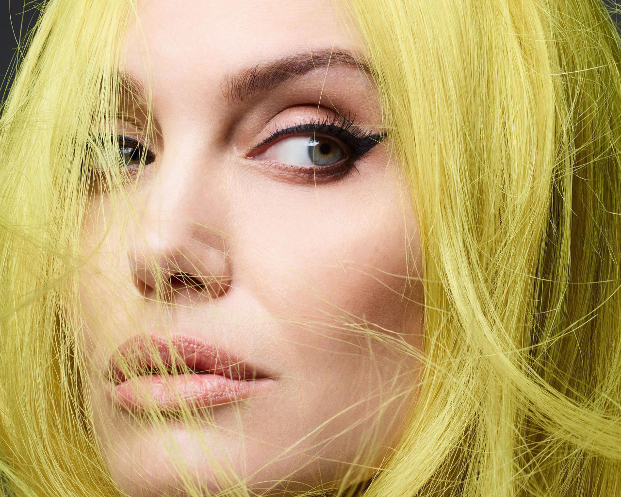 Актриса Анджелина Джоли с белыми волосами 