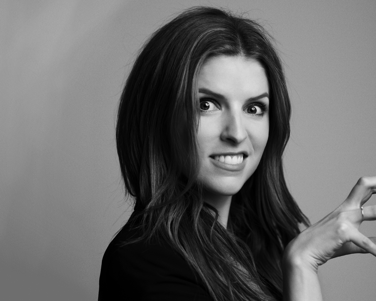 Актриса Анна Кендрик черно - белое фото