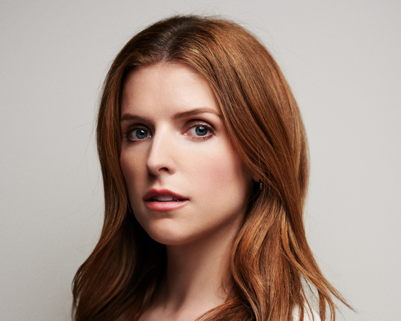 Актриса Анна Кендрик лицо крупным планом