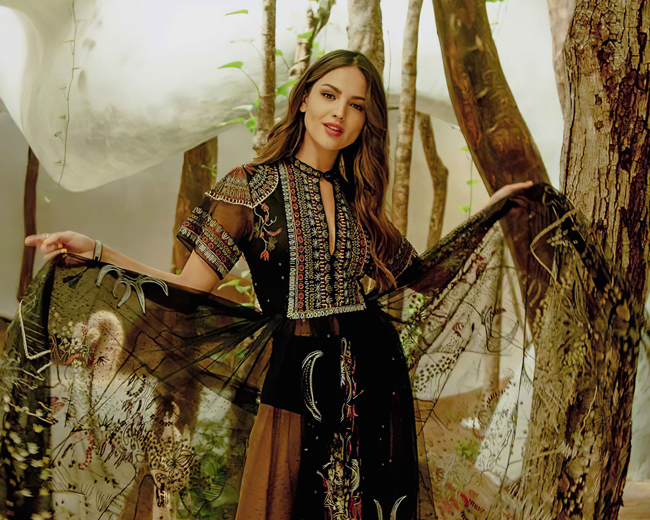 Актриса Эйса Гонсалес в красивом платье у дерева