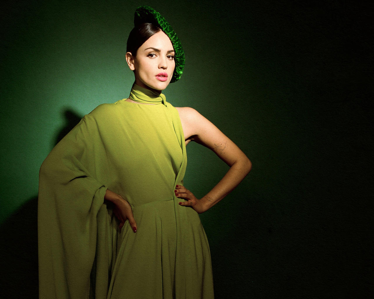 Актриса Эйса Гонсалес в платье на зеленом фоне