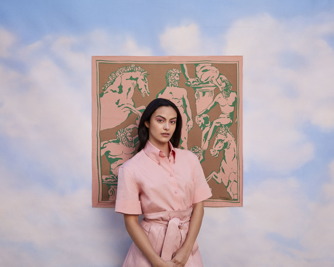 Актриса Камила Мендес в розовом платье на фоне картины 