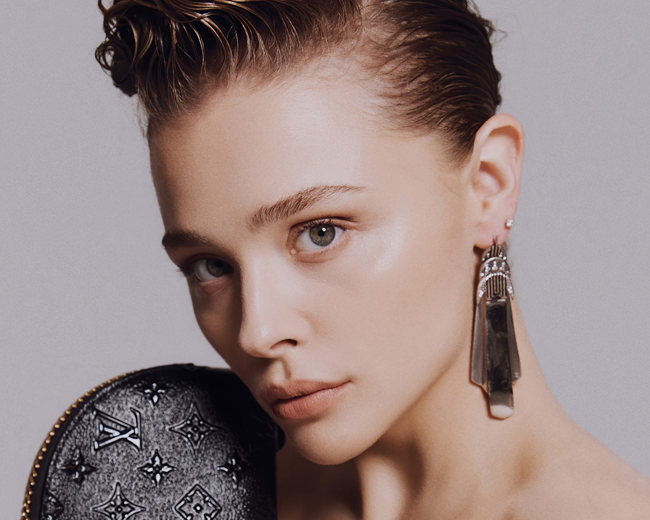 Актриса Хлоя Грейс Морец лицо крупным планом на сером фоне