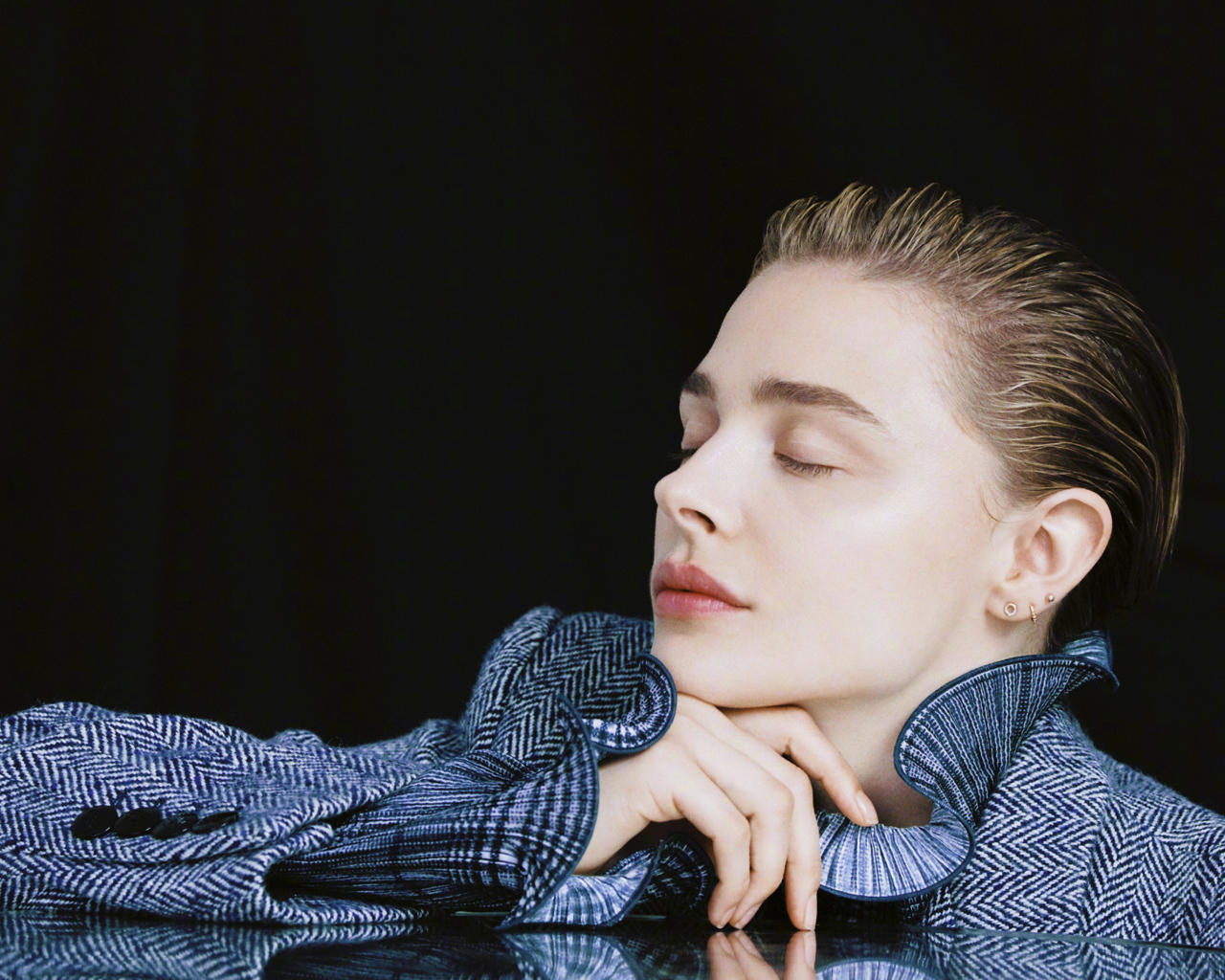 Актриса Хлоя Грейс Морец с закрытыми глазами