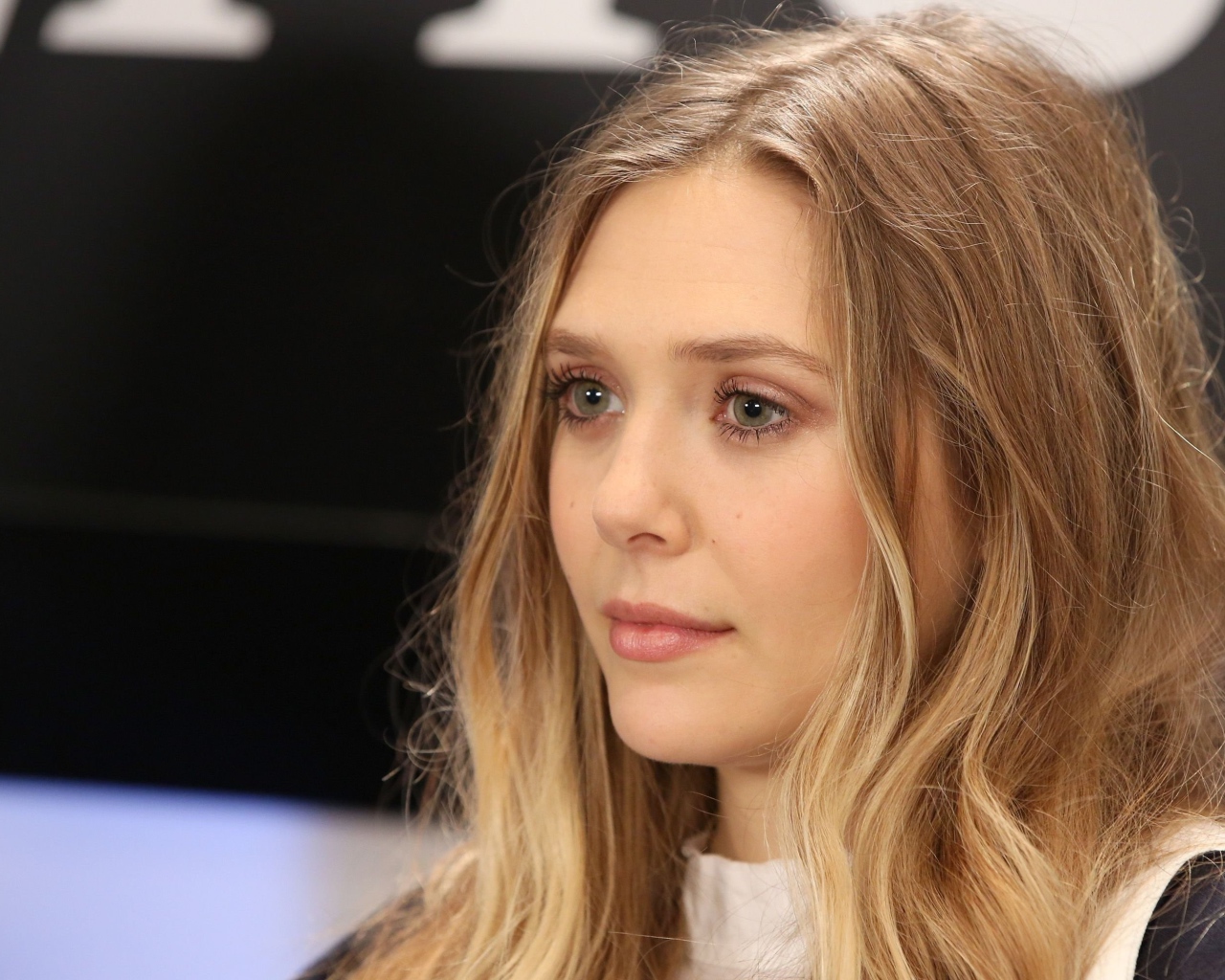 Актриса Элизабет Олсен с длинными волосами