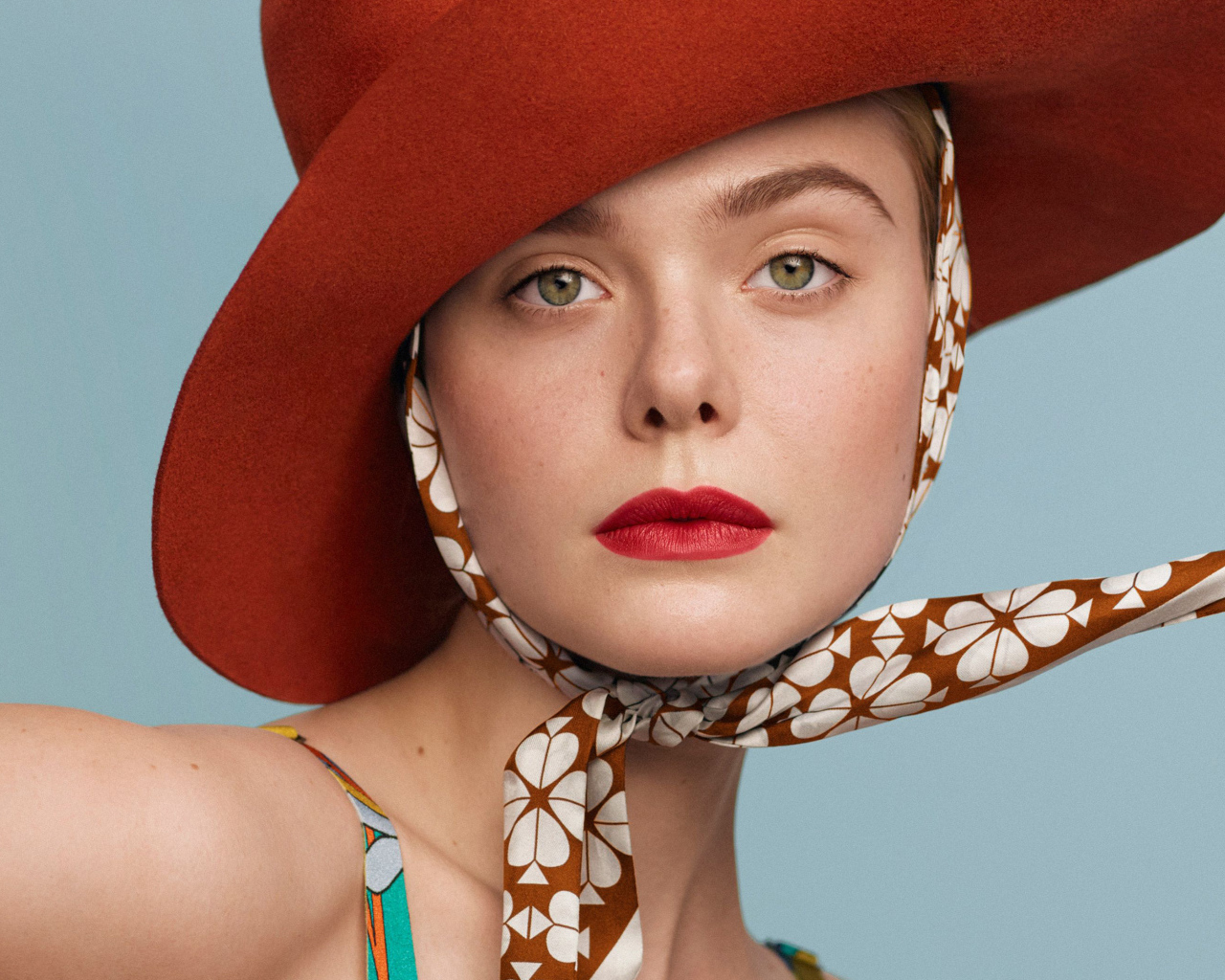 Актриса Эль Фэннинг в красной шляпе 