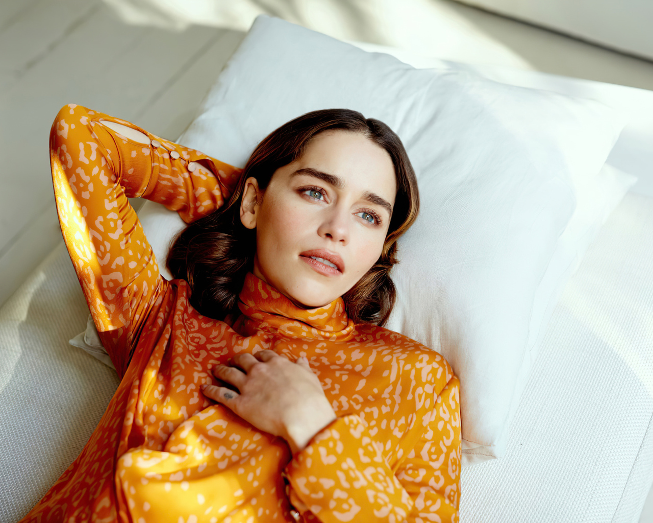 Актриса Эмилия Кларк лежит на белой подушке