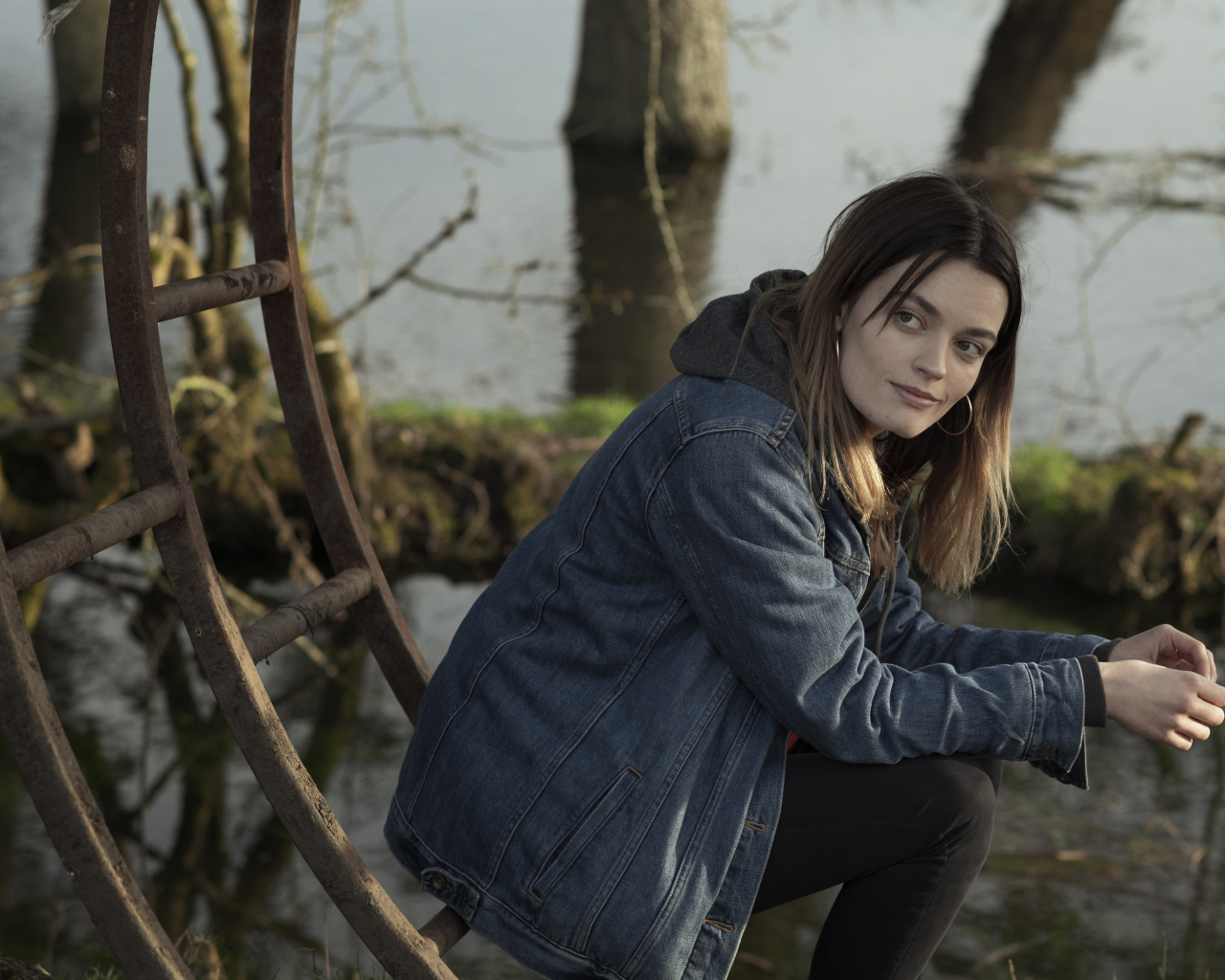 Актриса Эмма Маккей в джинсовой куртке 