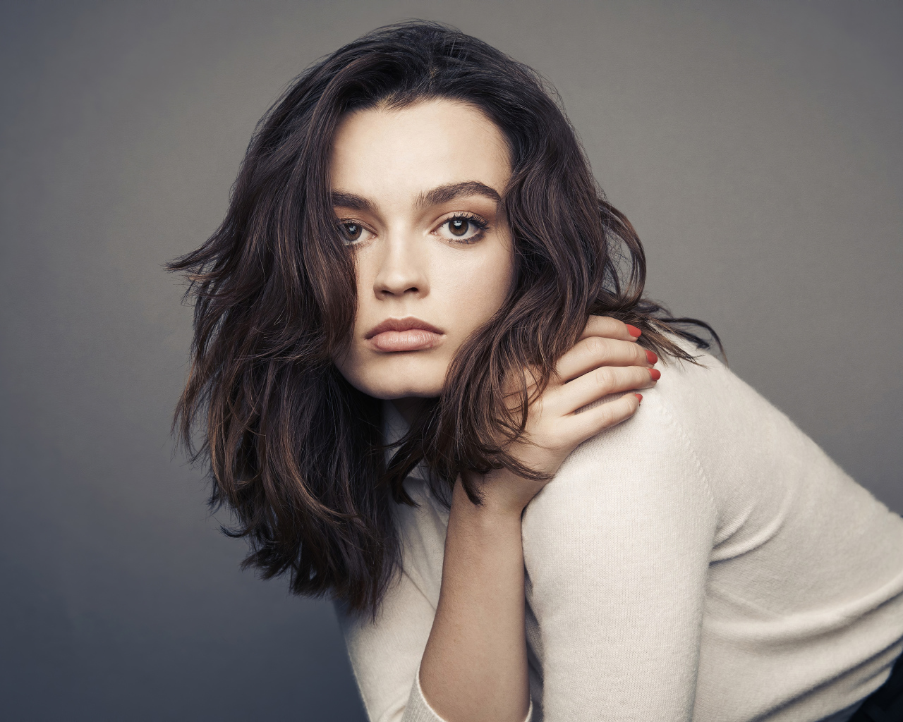 Актриса Эмма Маккей на сером фоне