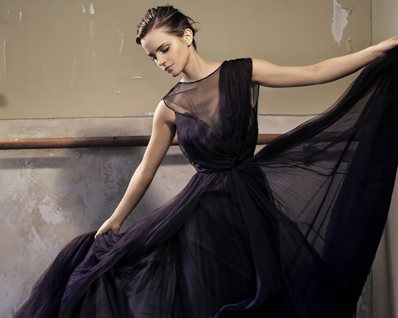 Актриса Эмма Уотсон в красивом черном платье в зале