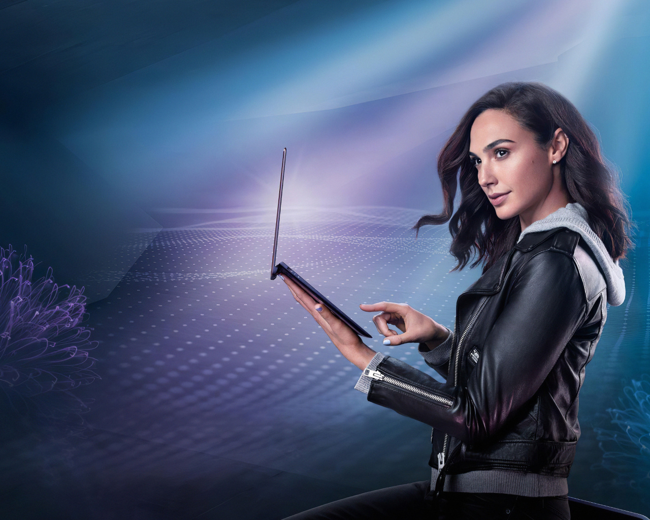 Актриса Галь Гадот с ноутбуком в руках