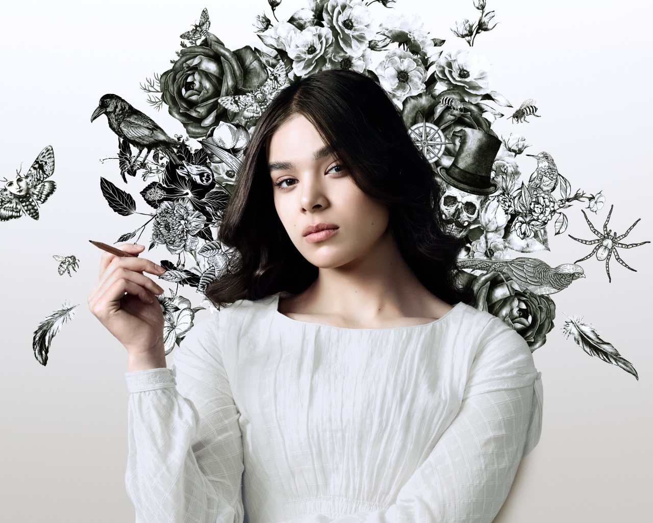 Актриса Хейли Стейнфилд в белом наряде на фоне рисунка на стене