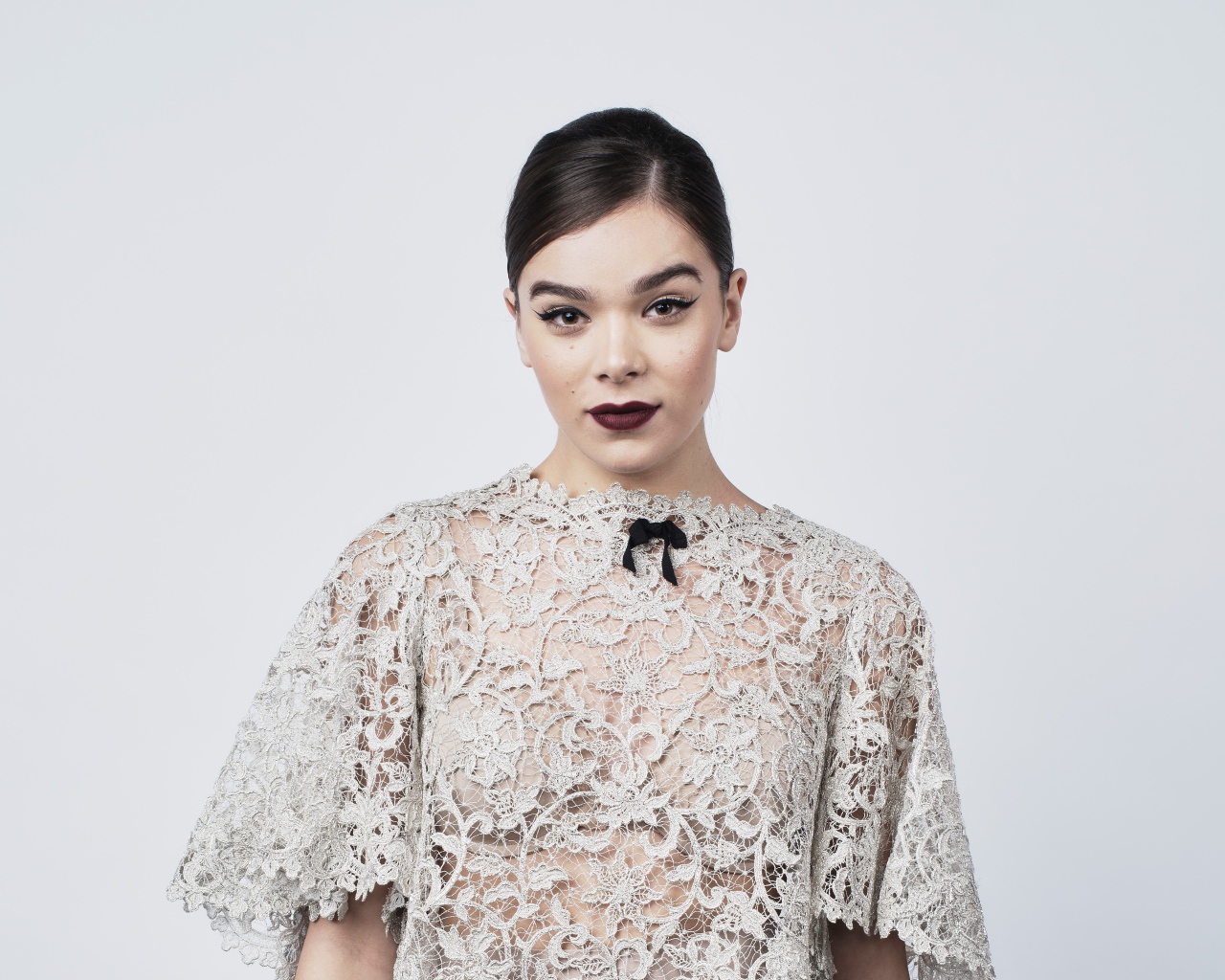 Актриса Хейли Стейнфилд в белом кружевном платье 