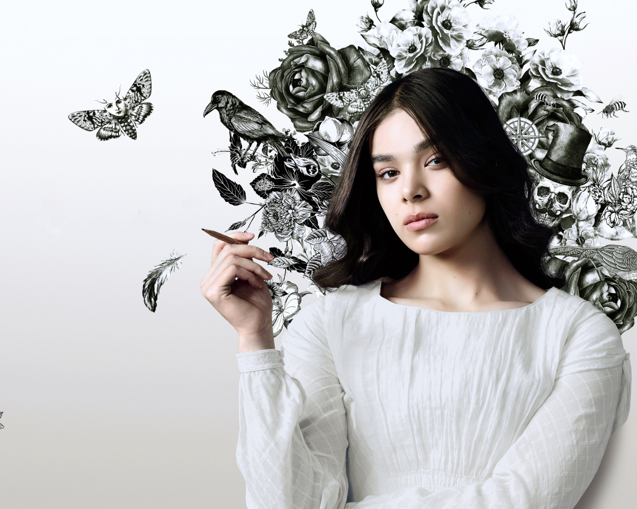 Актриса Хейли Стейнфилд на фоне рисунка на стене