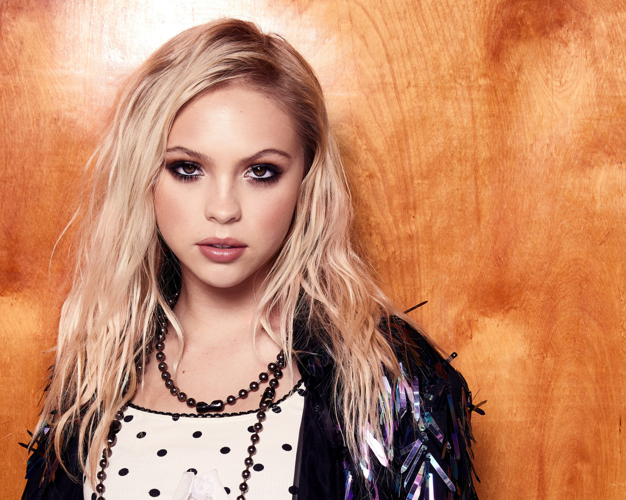 Актриса Джордин Джонс на фоне деревянной стены