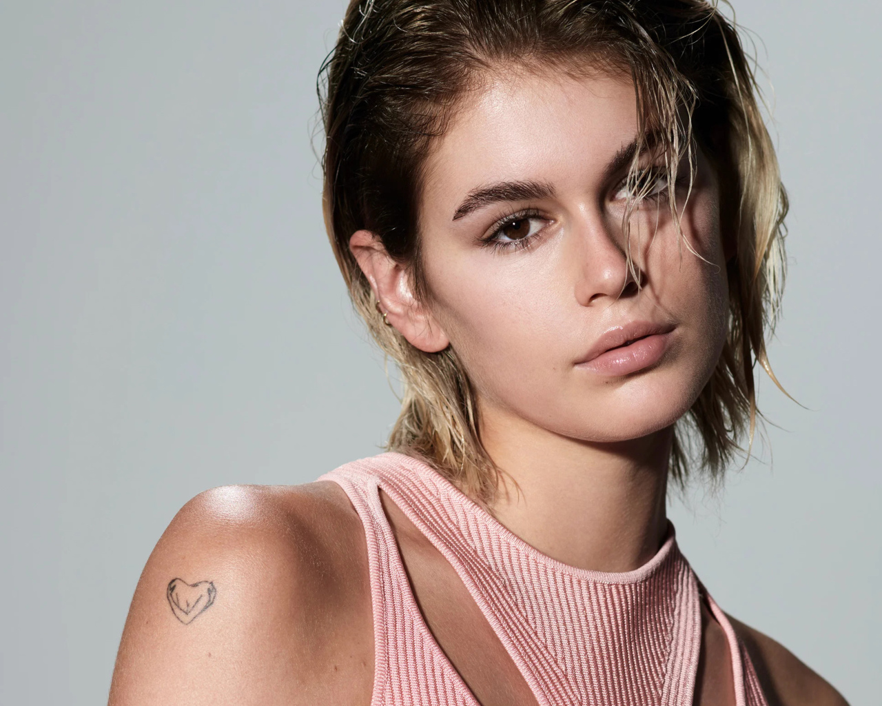 Актриса Кайя Гербер с татуировкой плече