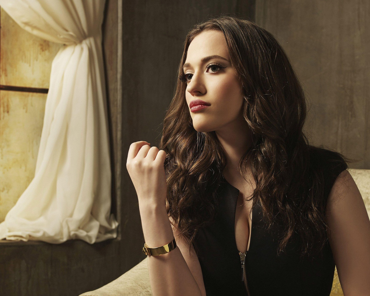 Актриса Кэт Деннингс в черном наряде в кресле