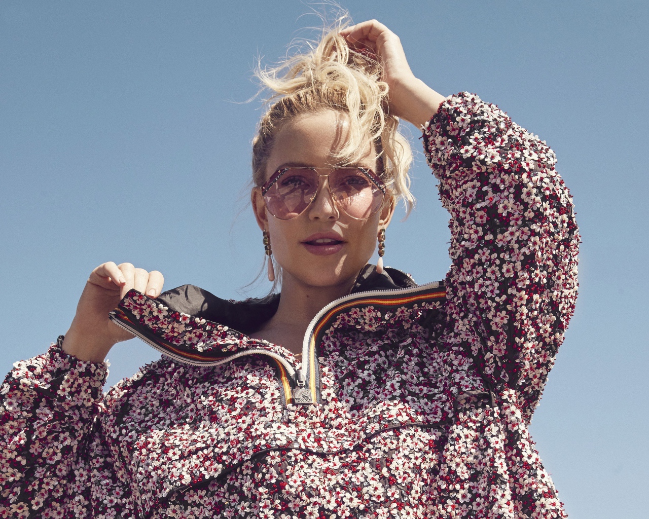 Актриса Кейт Хадсон в цветастой куртке на фоне неба