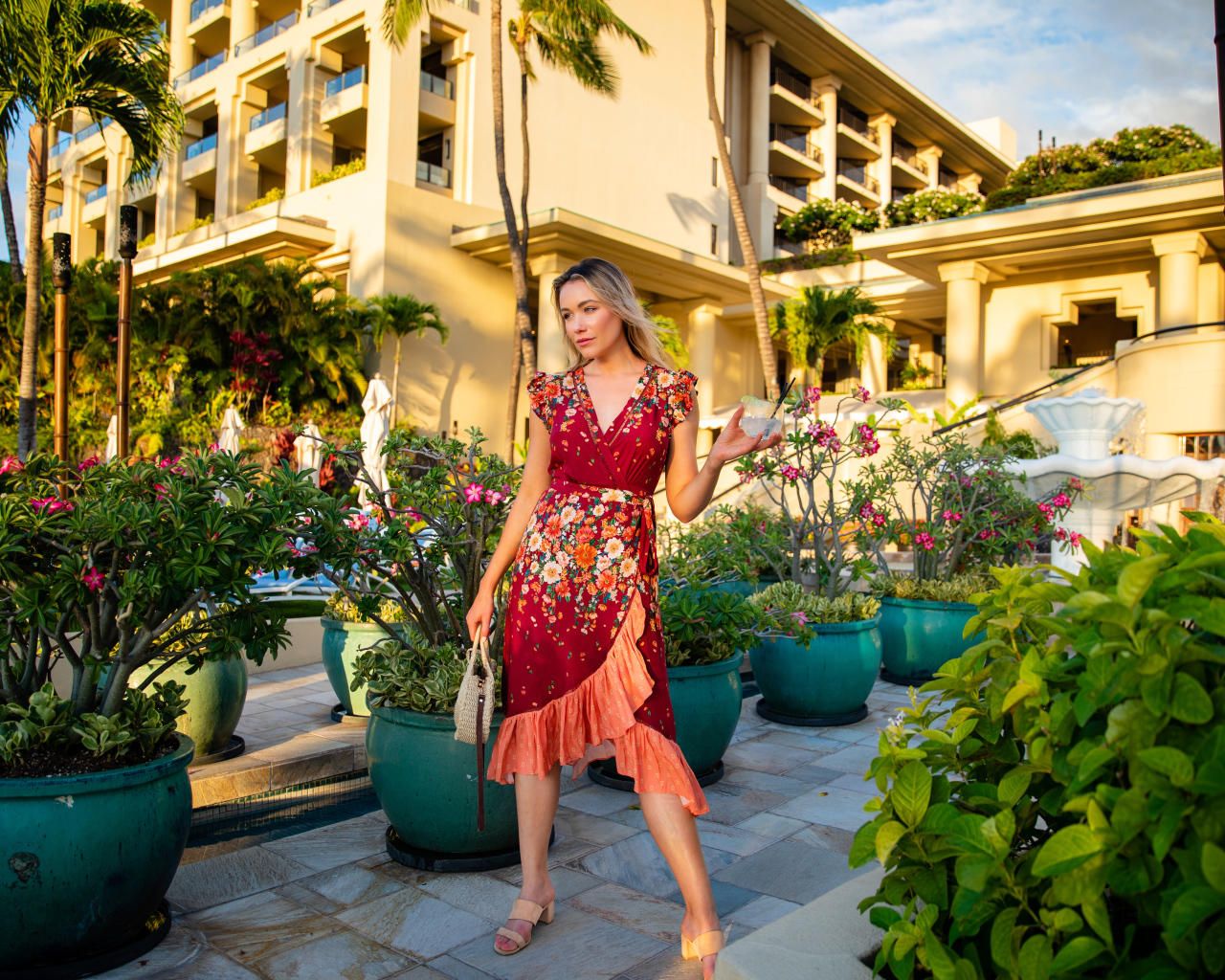 Актриса Катрина Боуден в платье на фоне дома