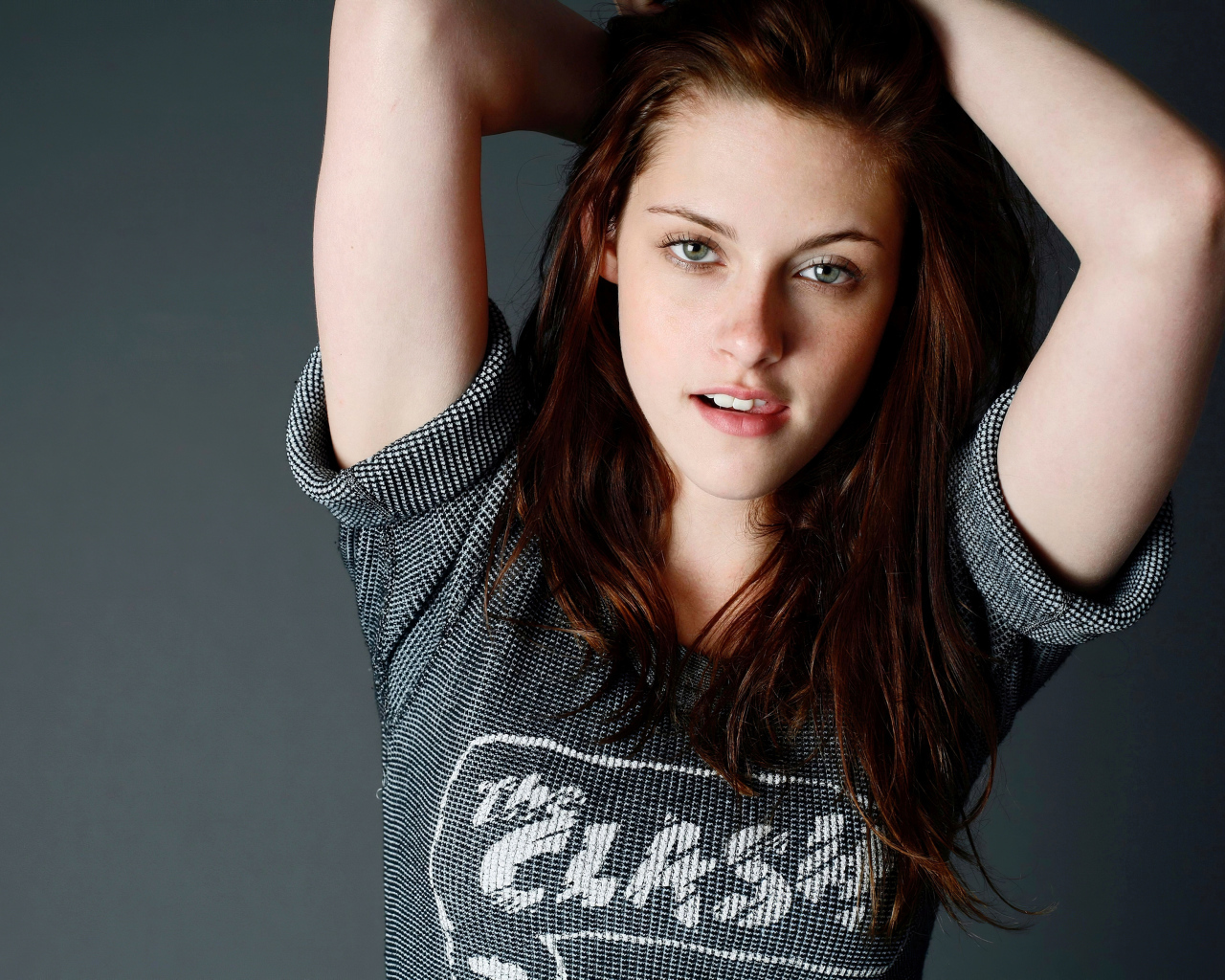 Актриса Кристен Стюарт на сером фоне