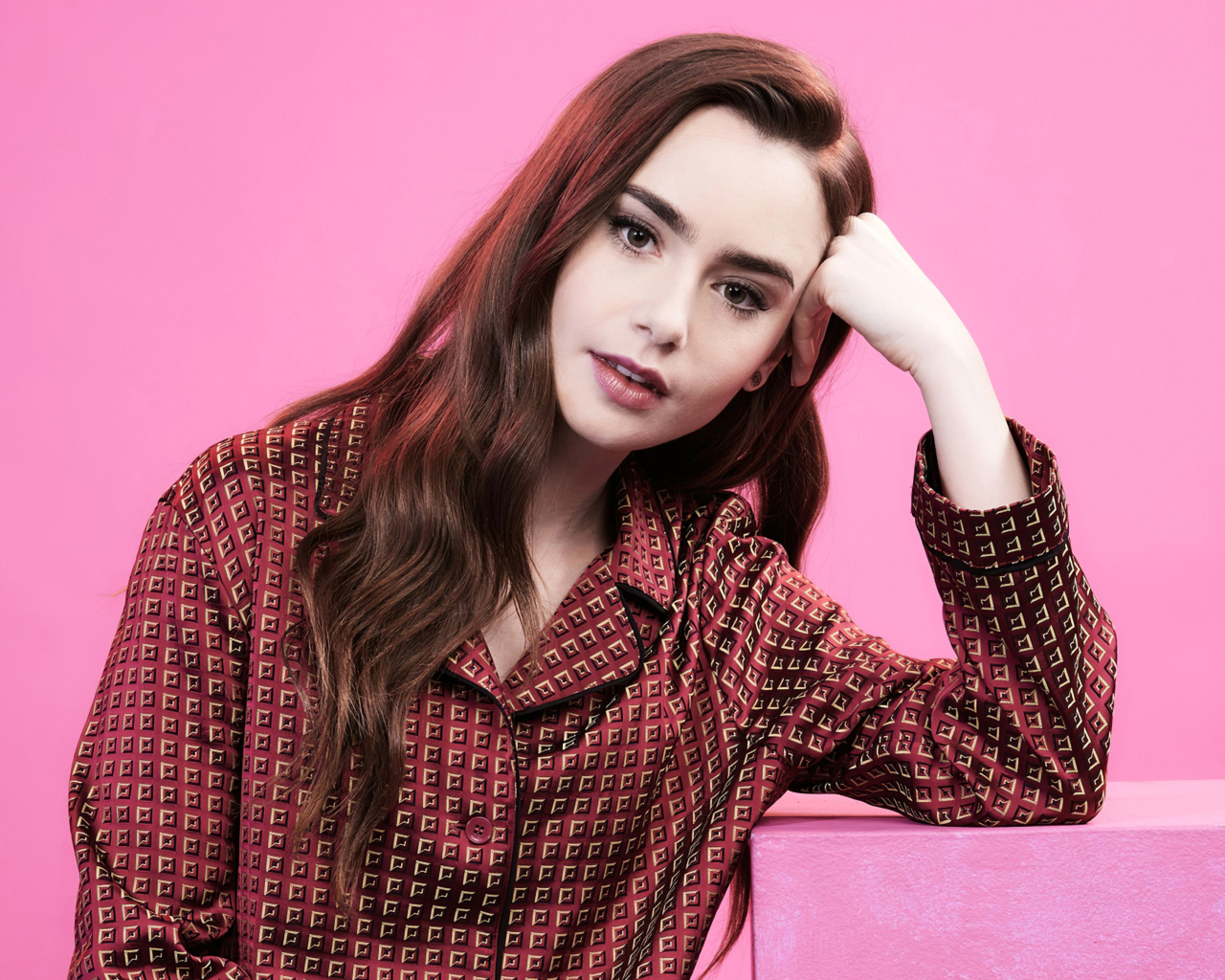 Актриса Лили Коллинз на розовом фоне 